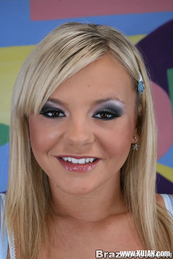 Blond pornstar babe Bree Olson has a very tight butt to present - Photo #1705849