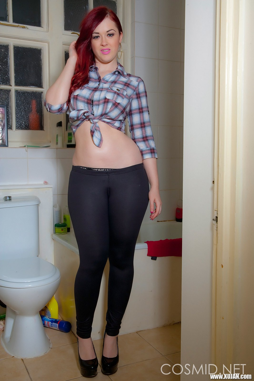 Jaye Rose strips naked to reveal a nice shaved Pussy - Photo #1710384
