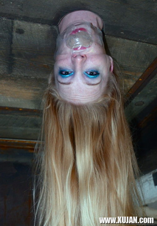 Delirious Hunter has her head between the floor boards and that - Photo #1711911