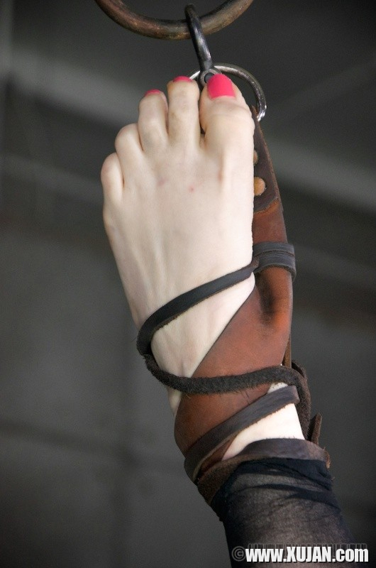 Delirious Hunternatural tits blonde is tied down and spanked - Photo #1711978