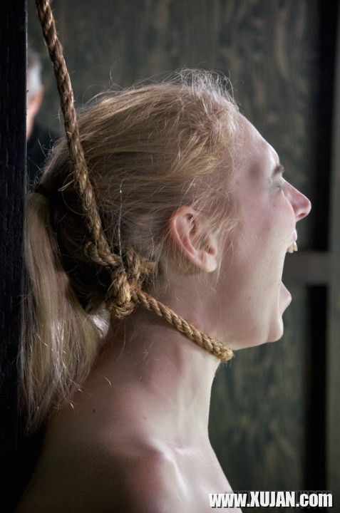 Delirious loves intense BDSM and electricity is right up her all - Photo #1711990