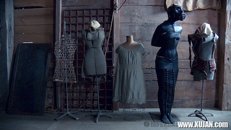 Elizabeth Thorn is dungeon bound in leather with girlfriend Deli - Photo #1712048