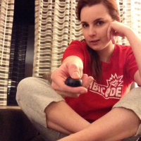Kinky girl Amber Lily puts her bare feet on display
