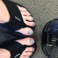 Kinky girl Amber Lily puts her bare feet on display