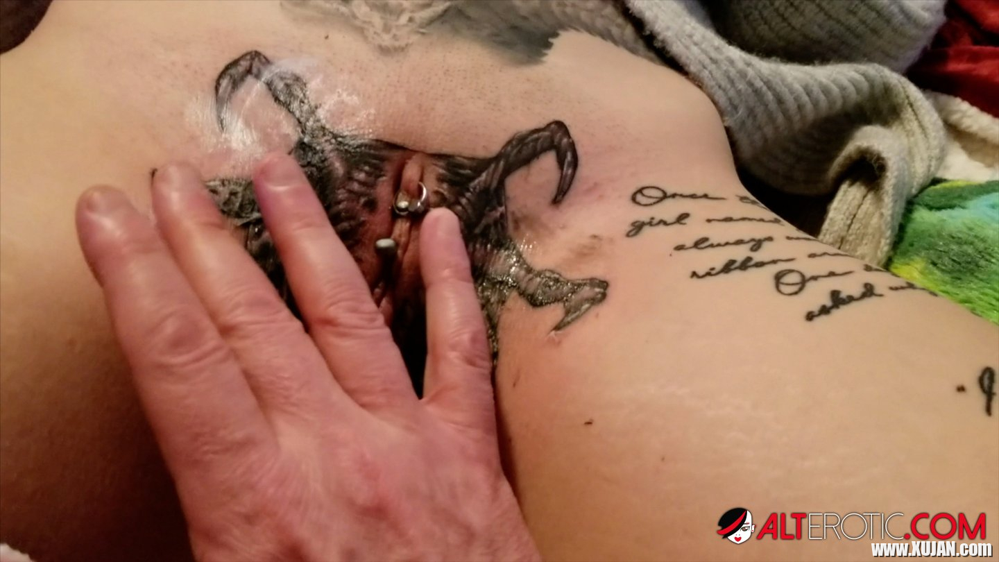 Misha Montana celebrates her new pussy tattoo - Photo #1735221