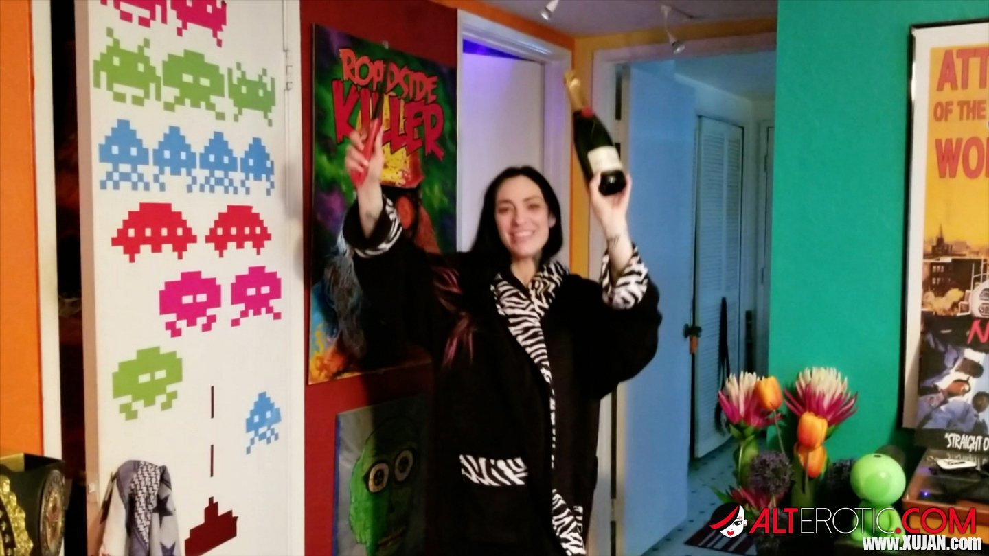 Misha Montana celebrates her new pussy tattoo - Photo #1735225