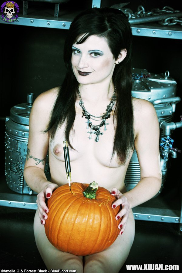 Goth Babe Annika Amour masturbates for Halloween - Photo #1736696