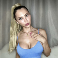 Good looking blonde posing for the camera Alix Lynx