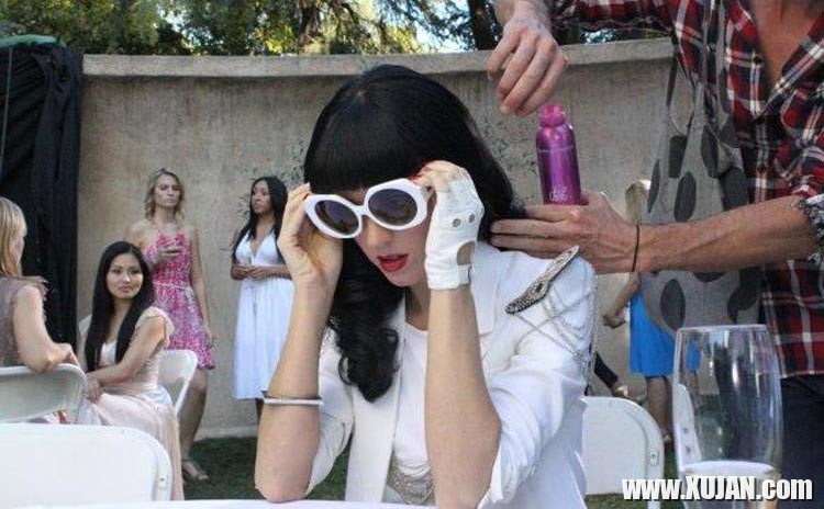 Katy Perry caught showing deep sweet cleavage - Photo #1742601