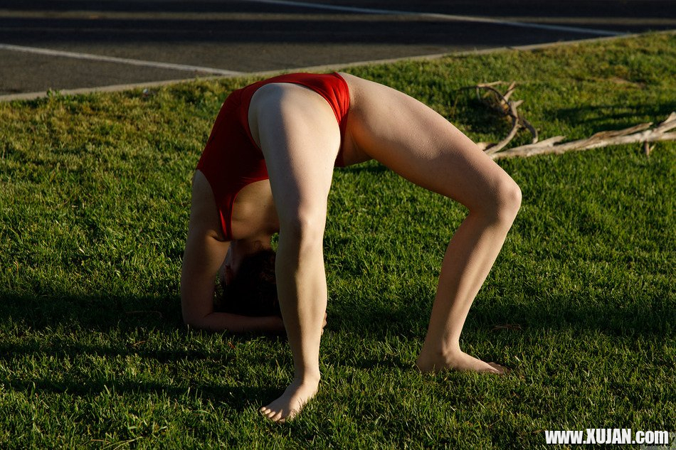 Kayla Coyote performs gymnastics in a red bodysuit - Photo #1751604