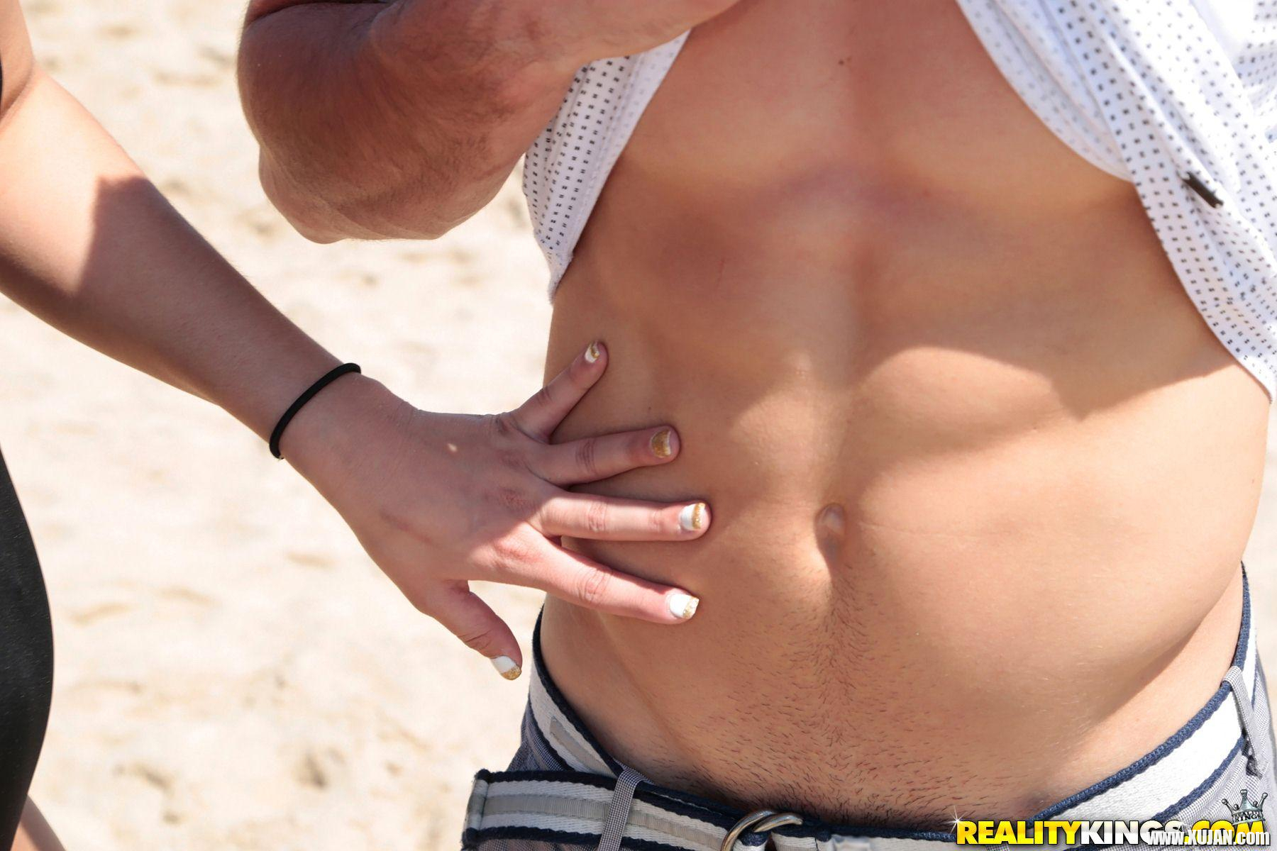 Hot latin teen Devyn Heart fucks a guy she met on the beach - Photo #1754793