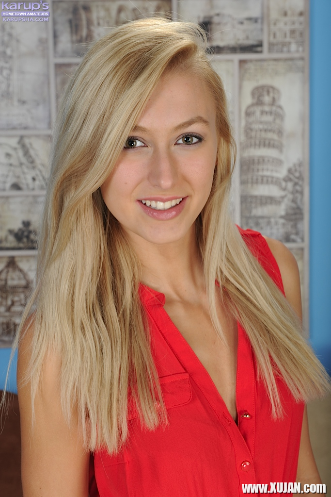 Barely legal blonde Alexa Grace undressing for spreading of smooth pussy - Photo #1757407