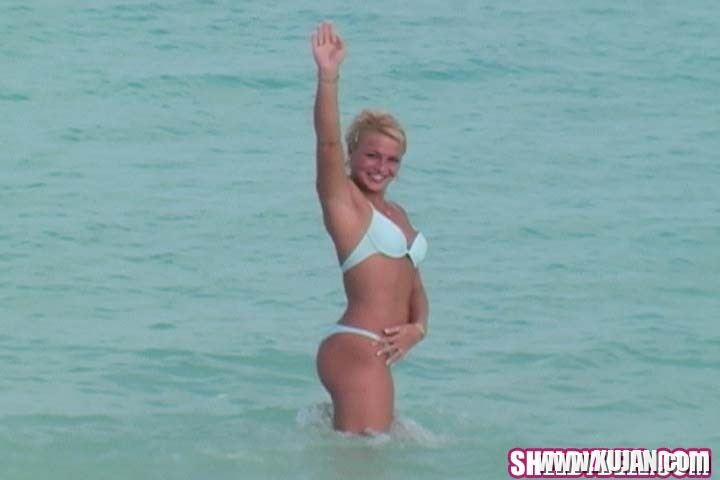 Blonde beach girl Shelby Bell masturbating with a blue dildo - Photo #1760843