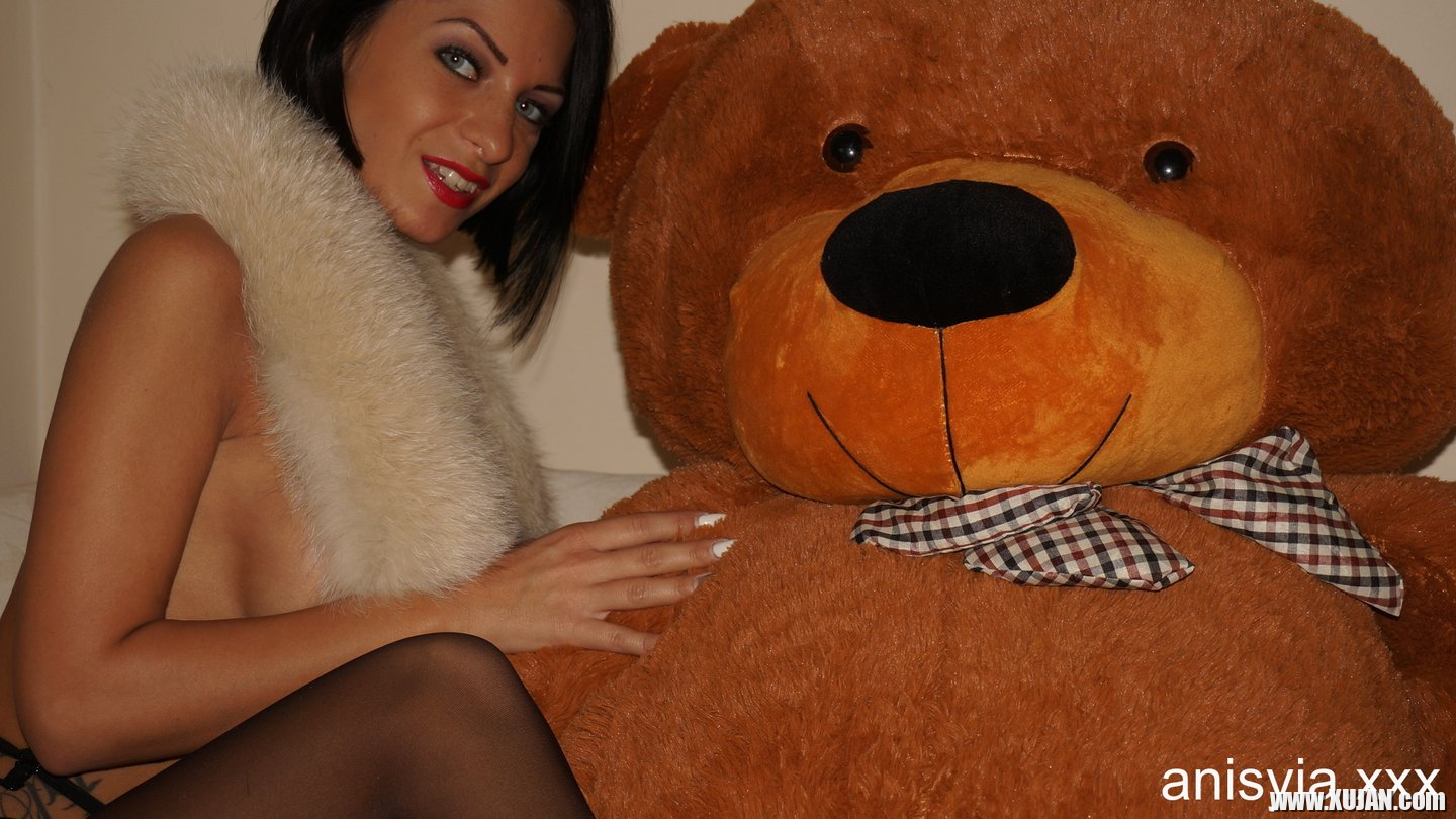 Busty Gal Anisyia XXX posing with her Teddy Bear - Photo #1773598