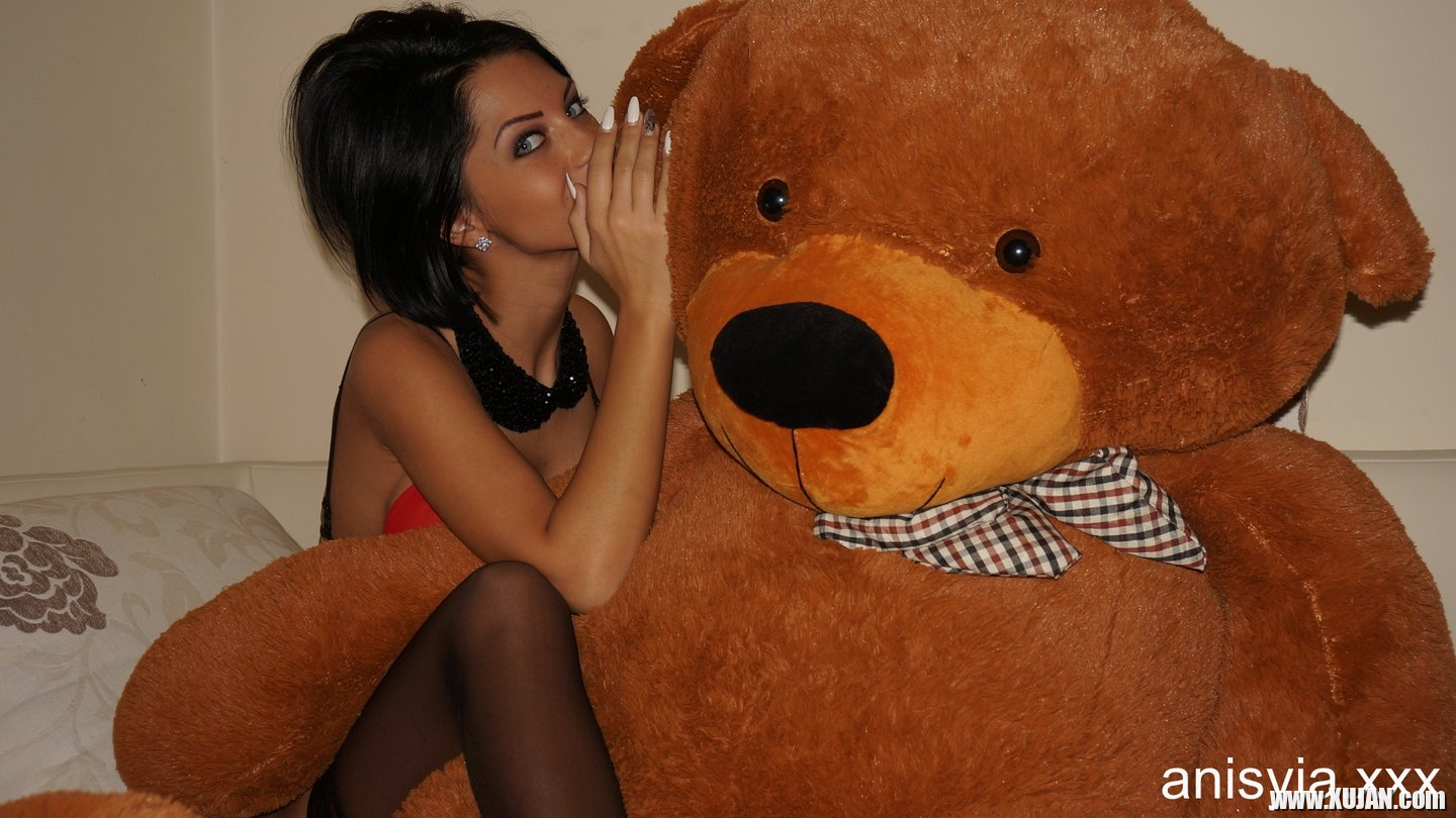 Busty Gal Anisyia XXX posing with her Teddy Bear - Photo #1773602