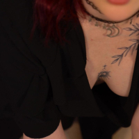 Hottie in black dress Eva Ray catches your eyes on her cleavage