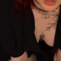 Hottie in black dress Eva Ray catches your eyes on her cleavage