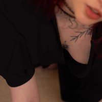 Hottie in black dress Eva Ray catches your eyes on her cleavage