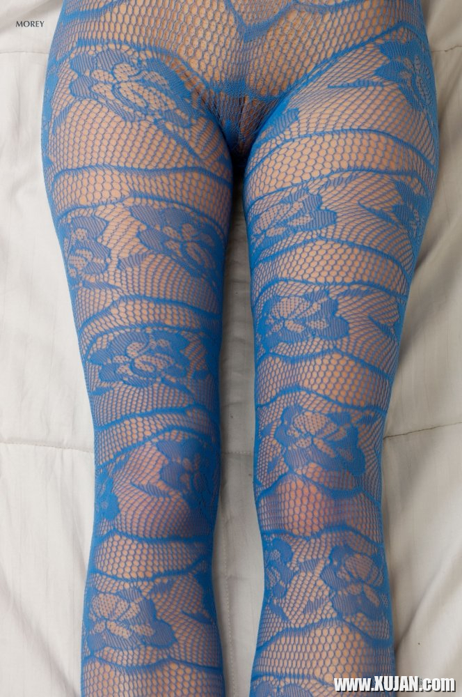 Erotic Babe Sara James removes her blue Pantyhose - Photo #1776001