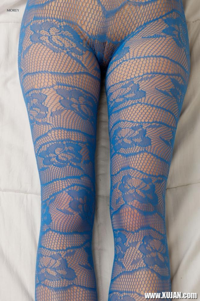 Stunning teen Sara James slides off her pantyhose and spreads her pretty legs - Photo #1777865