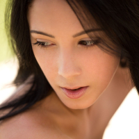 Gorgeous Noelle Easton reveals her shaved Pussy