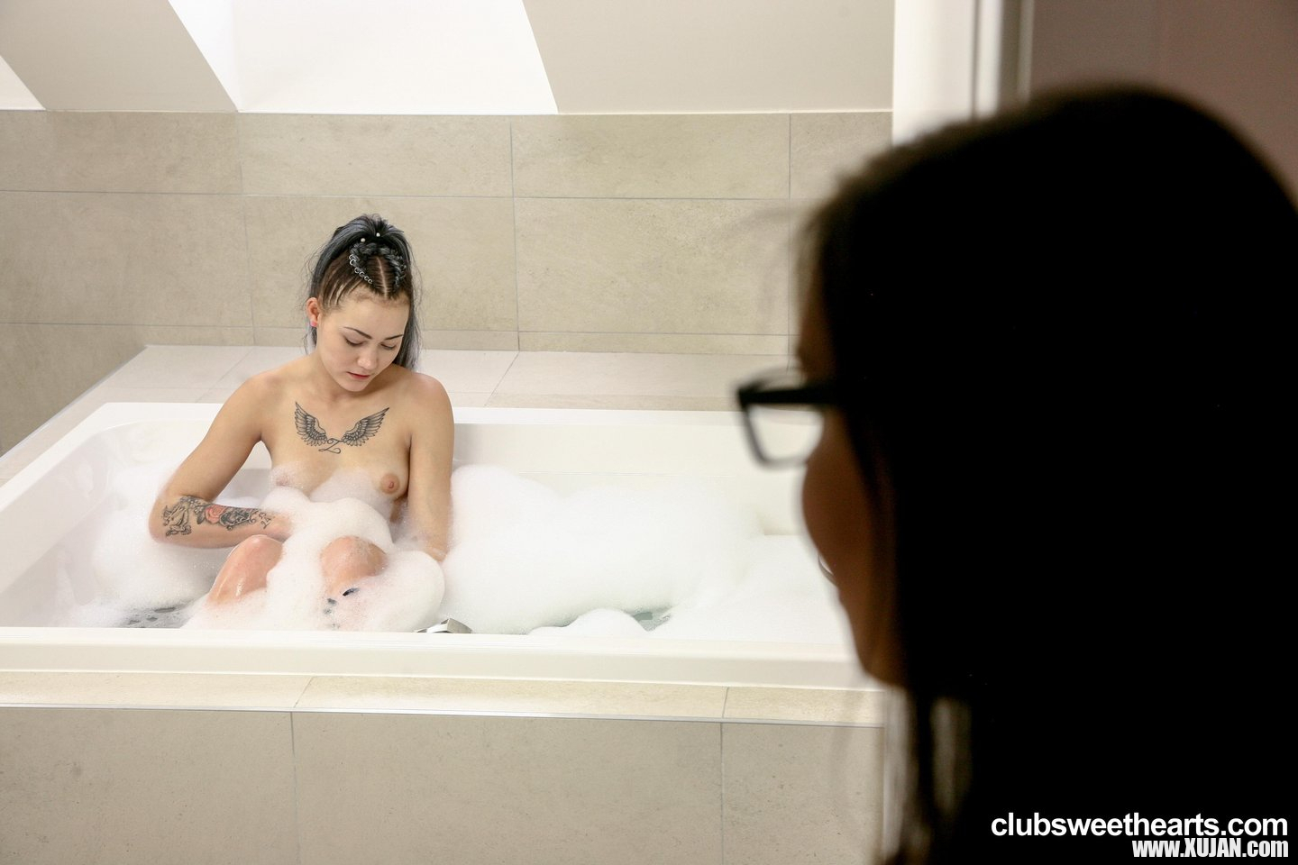 Lady Zee has fun with another babe in the bathtub - Photo #1790468