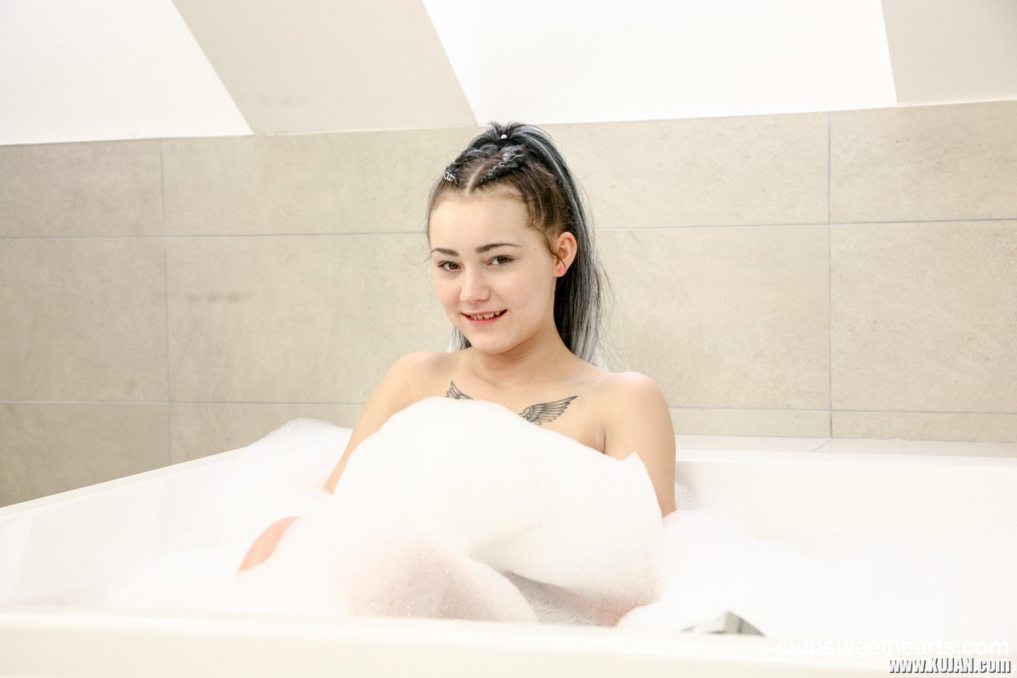 Lady Zee has fun with another babe in the bathtub - Photo #1790469