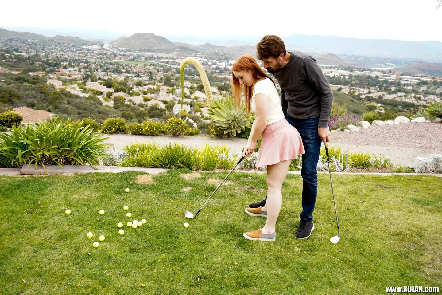 Cleo Clementine takes a facial from her golf coach - Photo #1790558