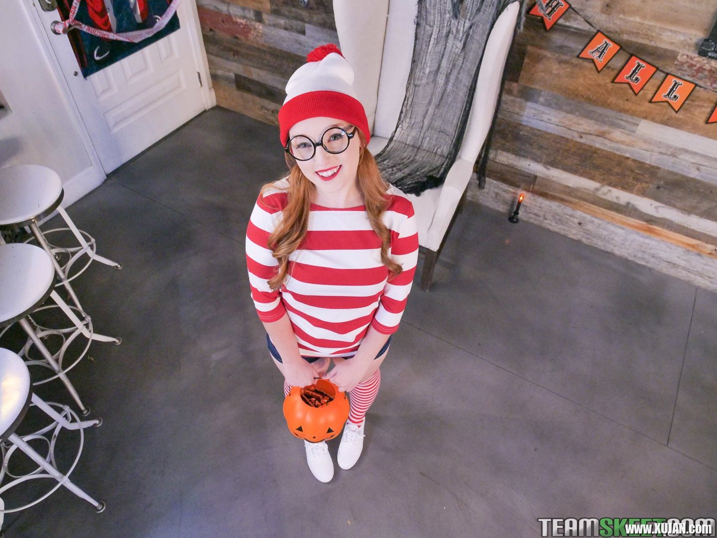 Cleo Clementine receives a nasty Halloween facial - Photo #1790621