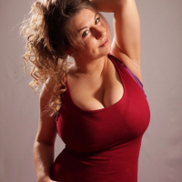 Busty babe Samanta Lily shows off her amazing boobs in a tight red top