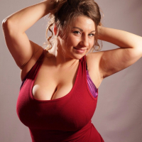 Busty babe Samanta Lily shows off her amazing boobs in a tight red top