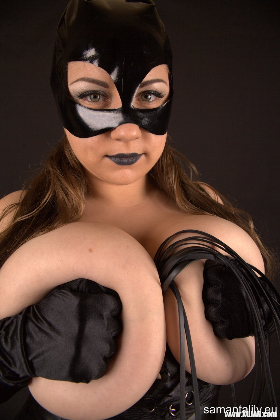 Kinky busty mistress Samanta Lily is hot in tight black leather - Photo #1791200