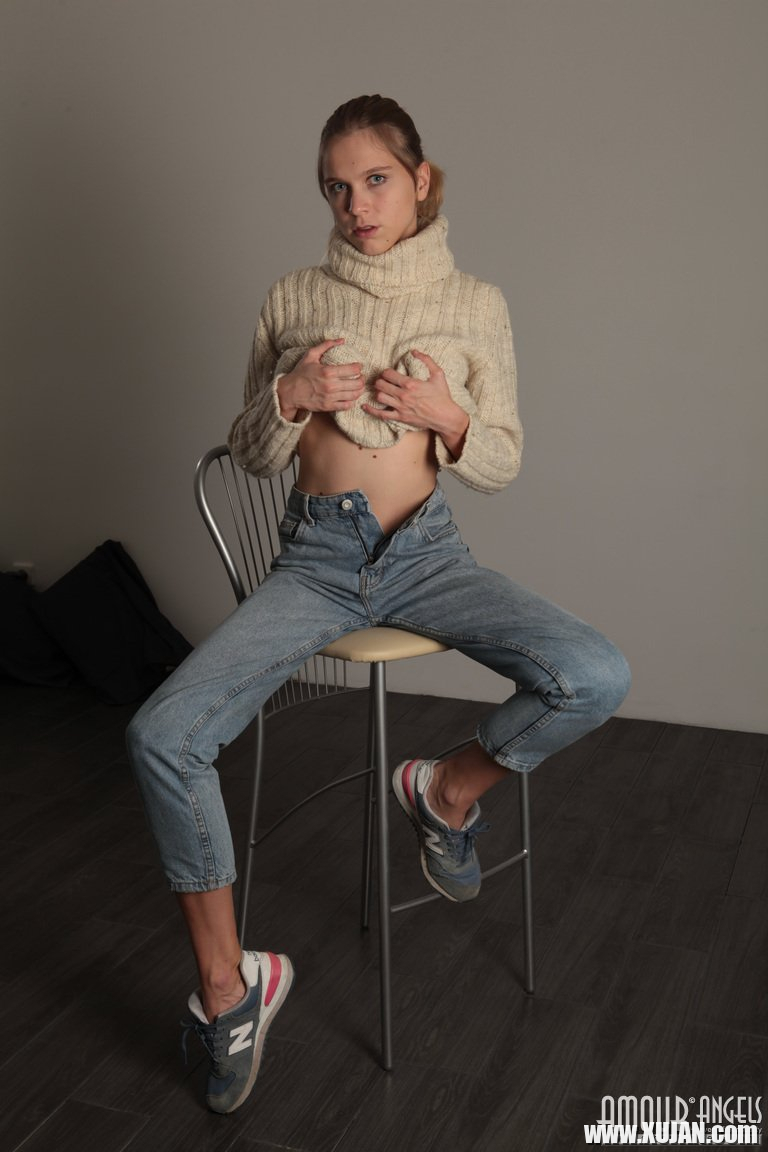 Hot young girl Nora Pace shamelessly strips in studio to shady photographer - Photo #1797348