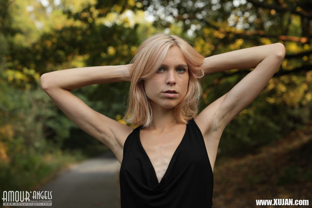 Beautiful young blond Nora Pace shamelessly strips and spreads in nature - Photo #1797364