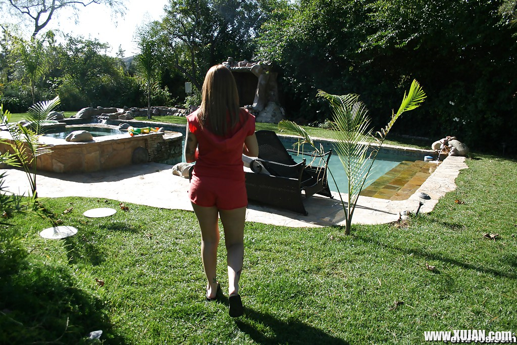 MILF babe with big melons Scarlett Pain strips off bikini bra outdoor - Photo #1802229