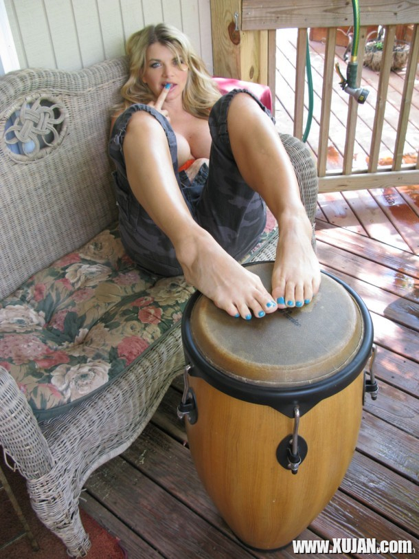WEBSTAR OF THE YEAR VICKY VETTE PLAYS WITH HER BONGOS ampamp BOOBS - Photo #1809126