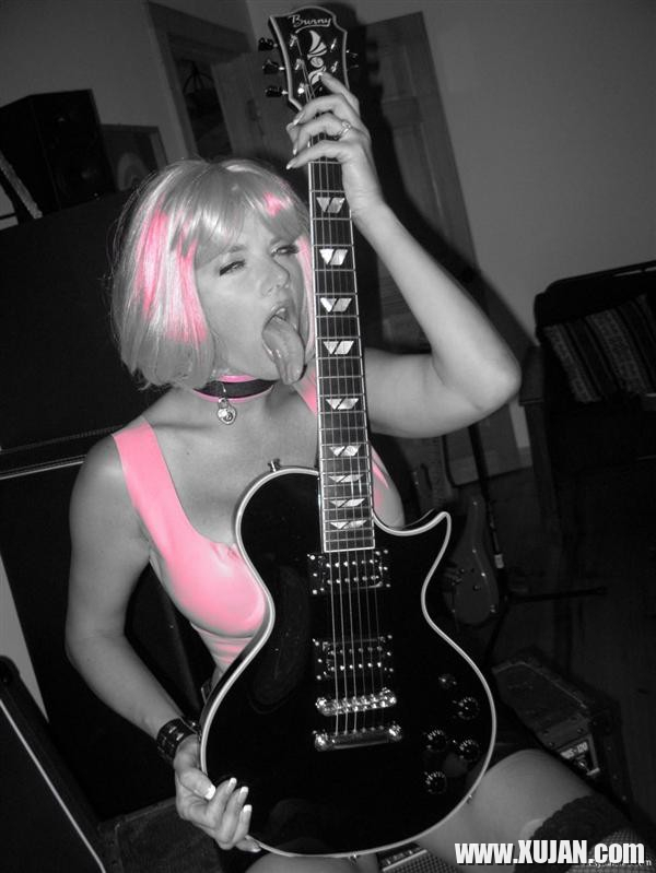 MILF Blonde Busty Babe Vicky Vette Rocks A Hot Guitar - Photo #1809252