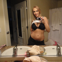 Bombshell Alexia Rae takes sexy pics of herself
