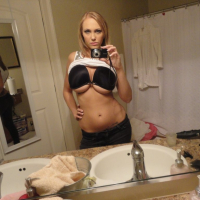 Bombshell Alexia Rae takes sexy pics of herself