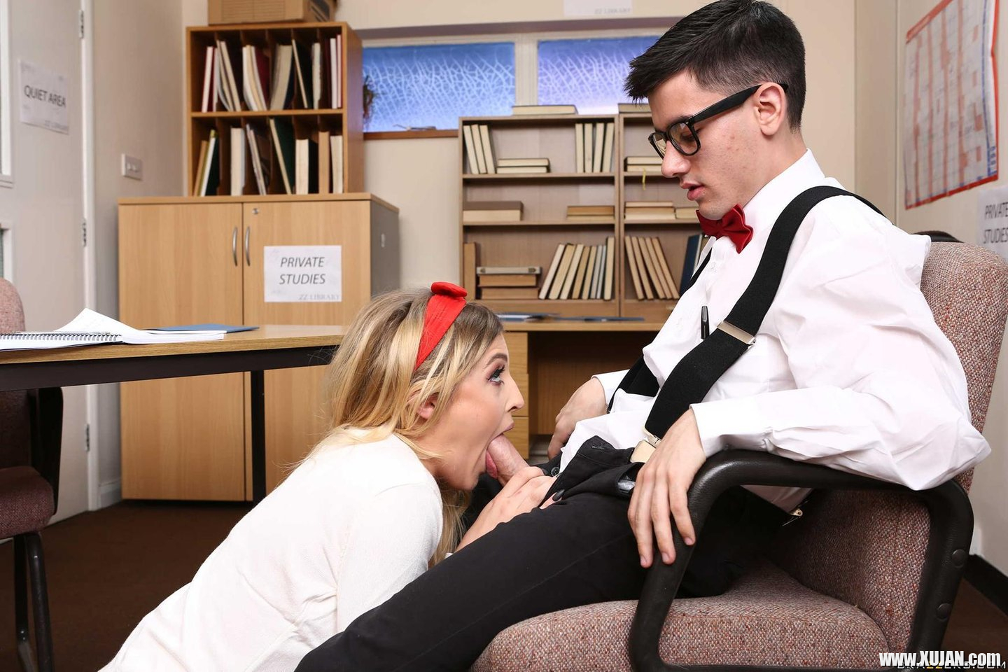 Cheerleader Rhiannon Ryder screws some nerdy Guy - Photo #1829982