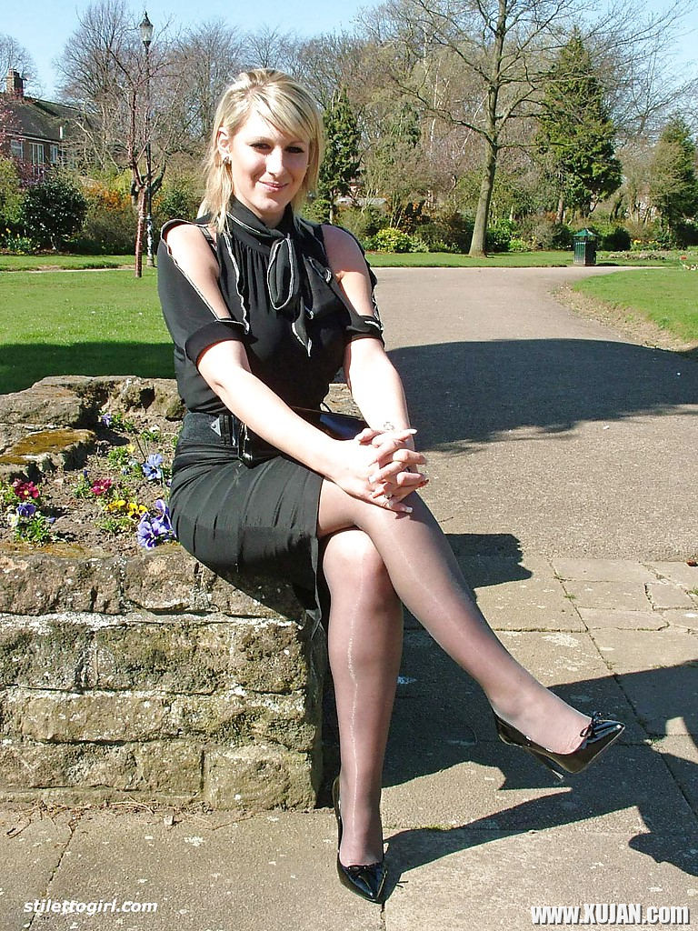 Non nude posing from an sexy babe Demi who likes doing it outdoor - Photo #1831746