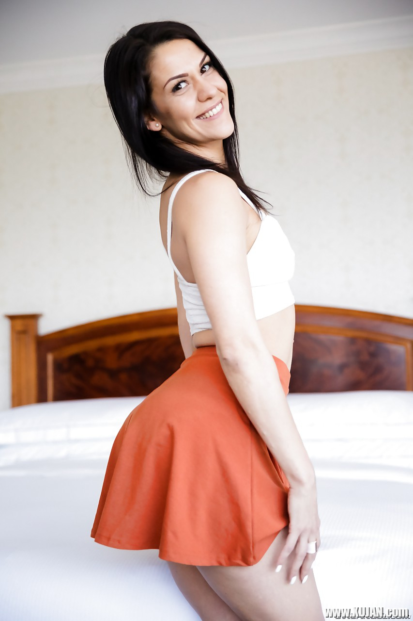 Fully clothed Samia Duarte in gives panty upskirt flaunts her hot ass - Photo #1861115
