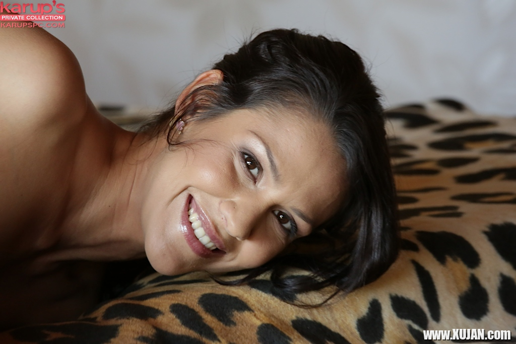 Tanned amateur Samia Duarte pokes her little hole with a dildo - Photo #1861331