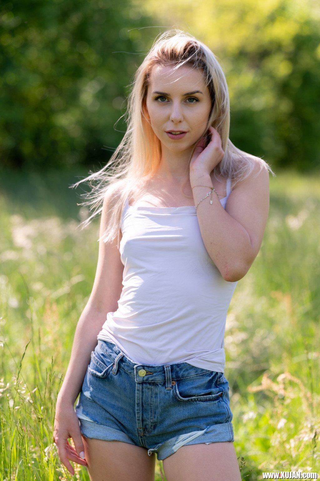 Gorgeous blonde babe Dee Vine flashes her nice naked titties in nature - Photo #1876013