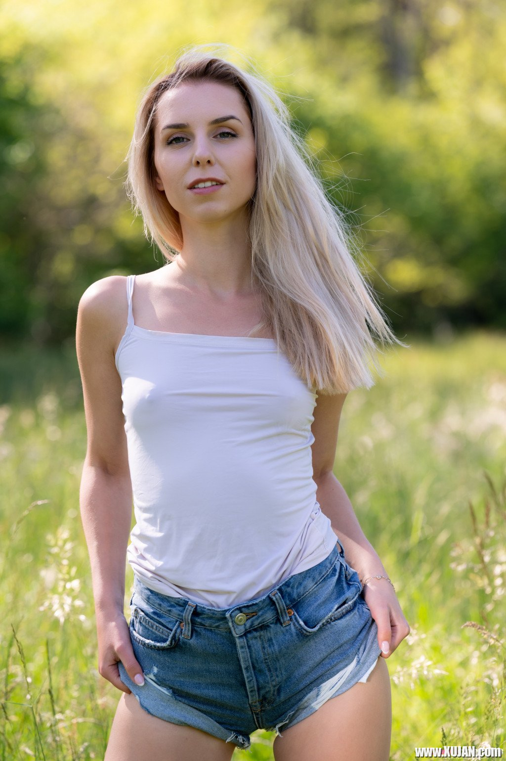 Gorgeous blonde babe Dee Vine flashes her nice naked titties in nature - Photo #1876016