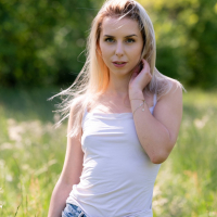 Gorgeous blonde babe Dee Vine flashes her nice naked titties in nature