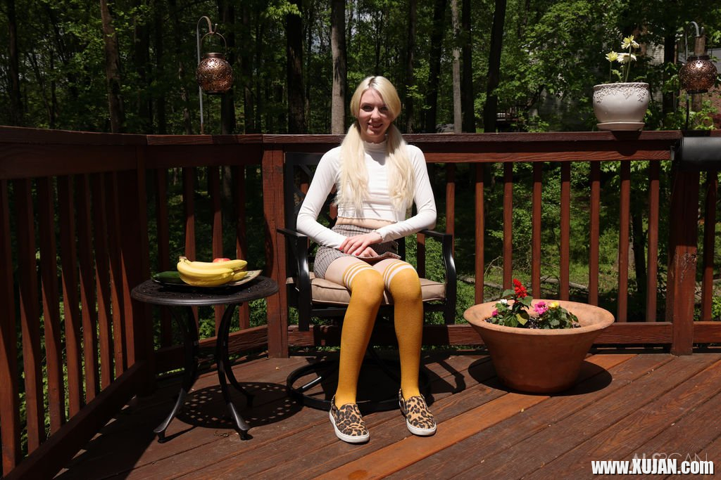 Skinny Celestina Blooms puts a banana between her legs - Photo #1876827