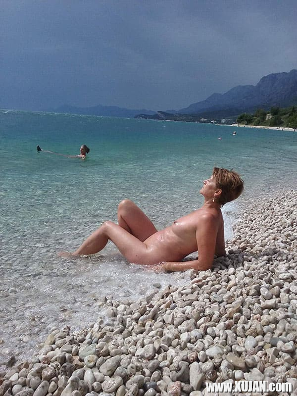 Hasun kanants avtobusayin shrjagayutyun depi nudistakan loghaper Khorvatiayum - Photo #1878405