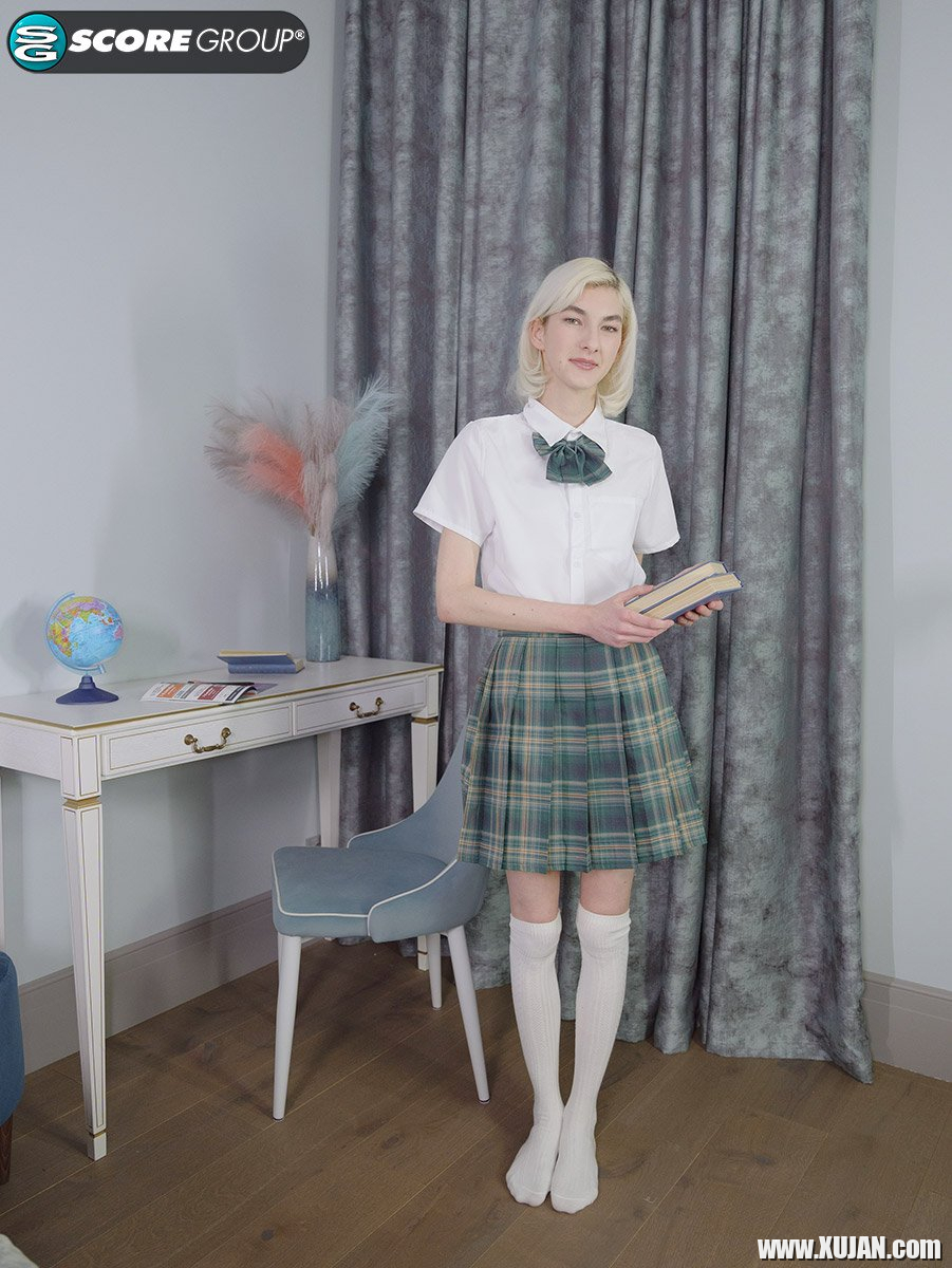 Cute blonde schoolgirl Mia Cheers spreads wide for deep dicking - Photo #1884060
