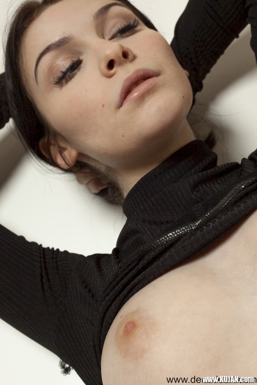 Amateur brunette takes off her clothes and opens her legs - Photo #1895765